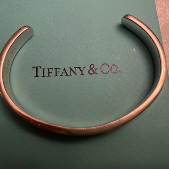 🌟🌸2xHOST PICK 🌟🌸 NWOT Authentic Tiffany & Co 925 Silver Narrow Cuff Bracelet - Picture 9 of 9